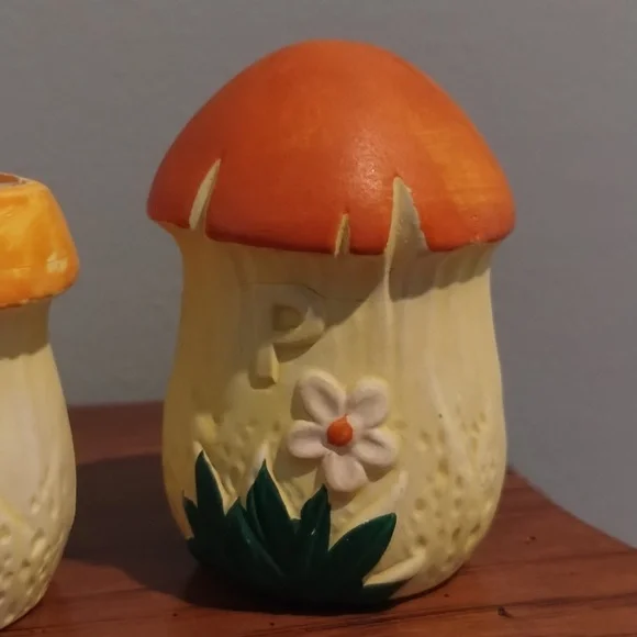 Mushroom Salt & Pepper Set - Picture 3 of 8